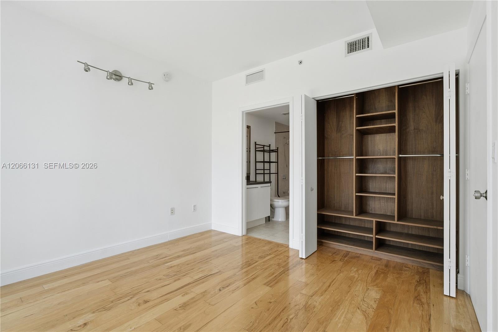 90 Southwest 3rd Street, Unit 1801 Miami, FL 33130 - Photo 6 of 16 Gallery Image 6