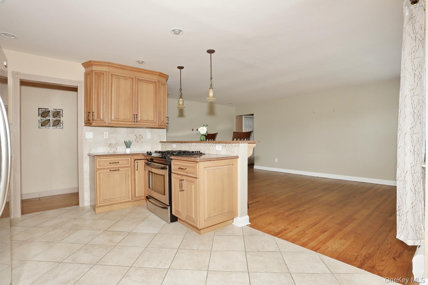 231 North Middletown Road, Unit H Pearl River, NY 10965 - Photo 6 of 25