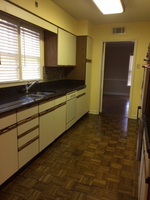 5177 Walnut Grove Road Memphis, TN 38117 - Photo 2 of 6 a bathroom with a sink a mirror and a bathtub