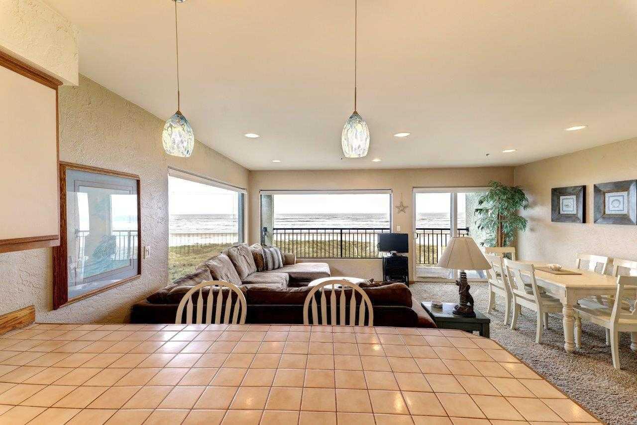 561 South Promenade Seaside, OR 97138 - Photo 2 of 35 Beach Club condo living and dining