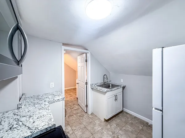 $1,900 | 18 Ellsworth Street, Unit 4, Worcester, MA 01610