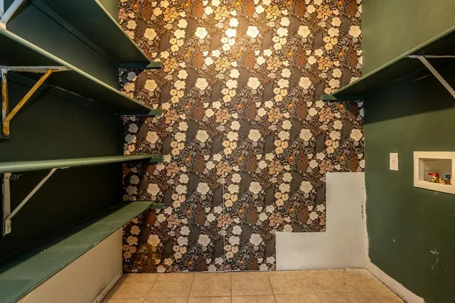 a view of backyard of the house