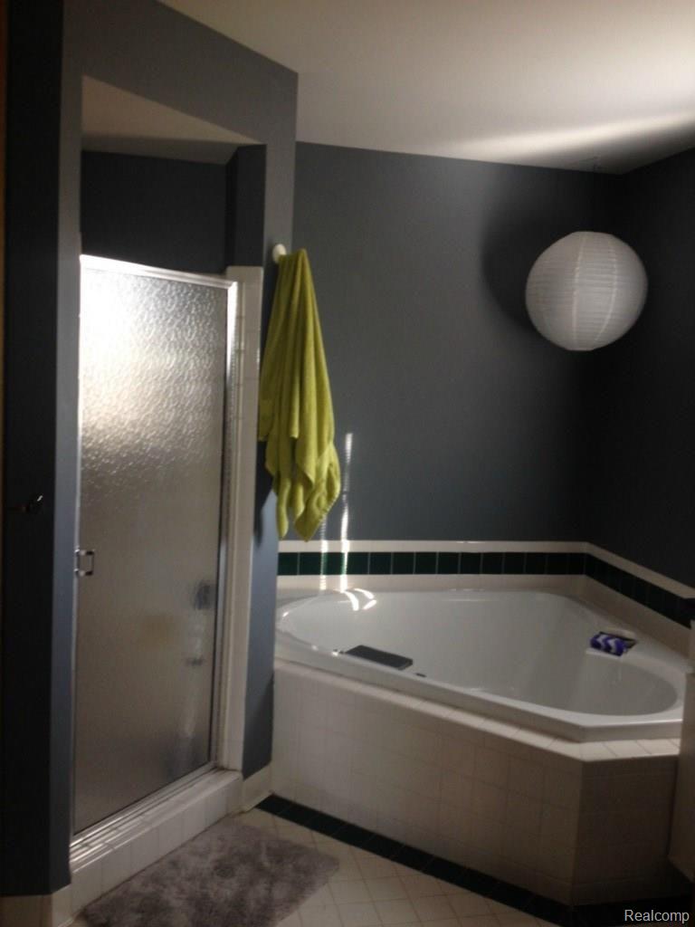 1710 Farnborough Drive Rochester, MI 48307 - Photo 13 of 16 Master Bath