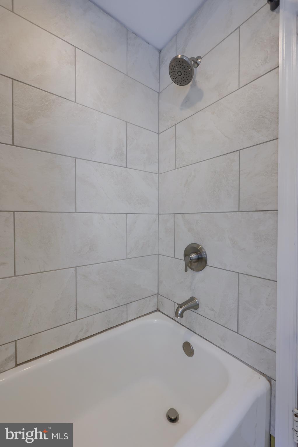 500 Rosedale Avenue Lancaster, PA 17603 - Photo 20 of 33 Renovated upper level full bath