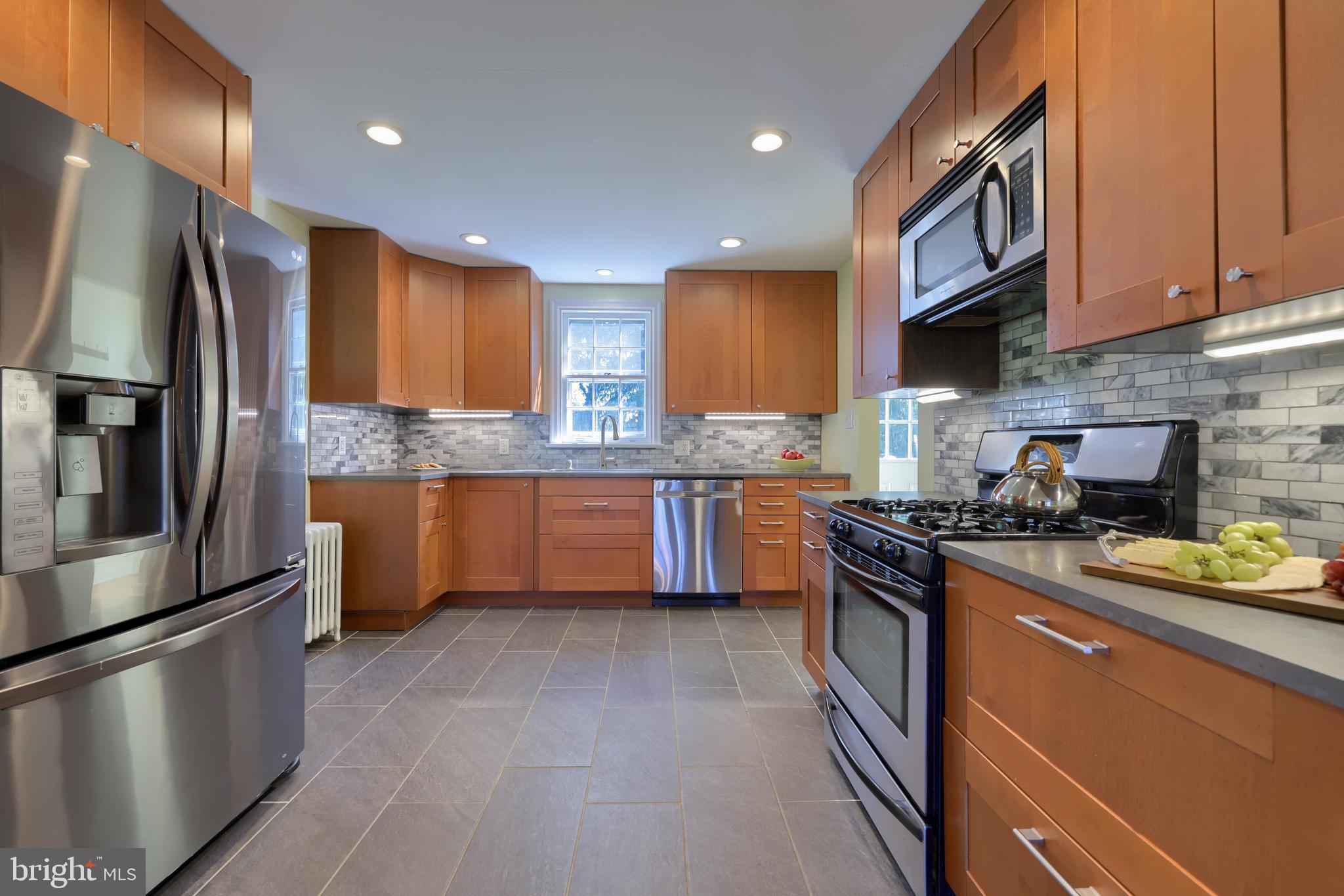 500 Rosedale Avenue Lancaster, PA 17603 - Photo 29 of 33 Everyone hangs in the kitchen!