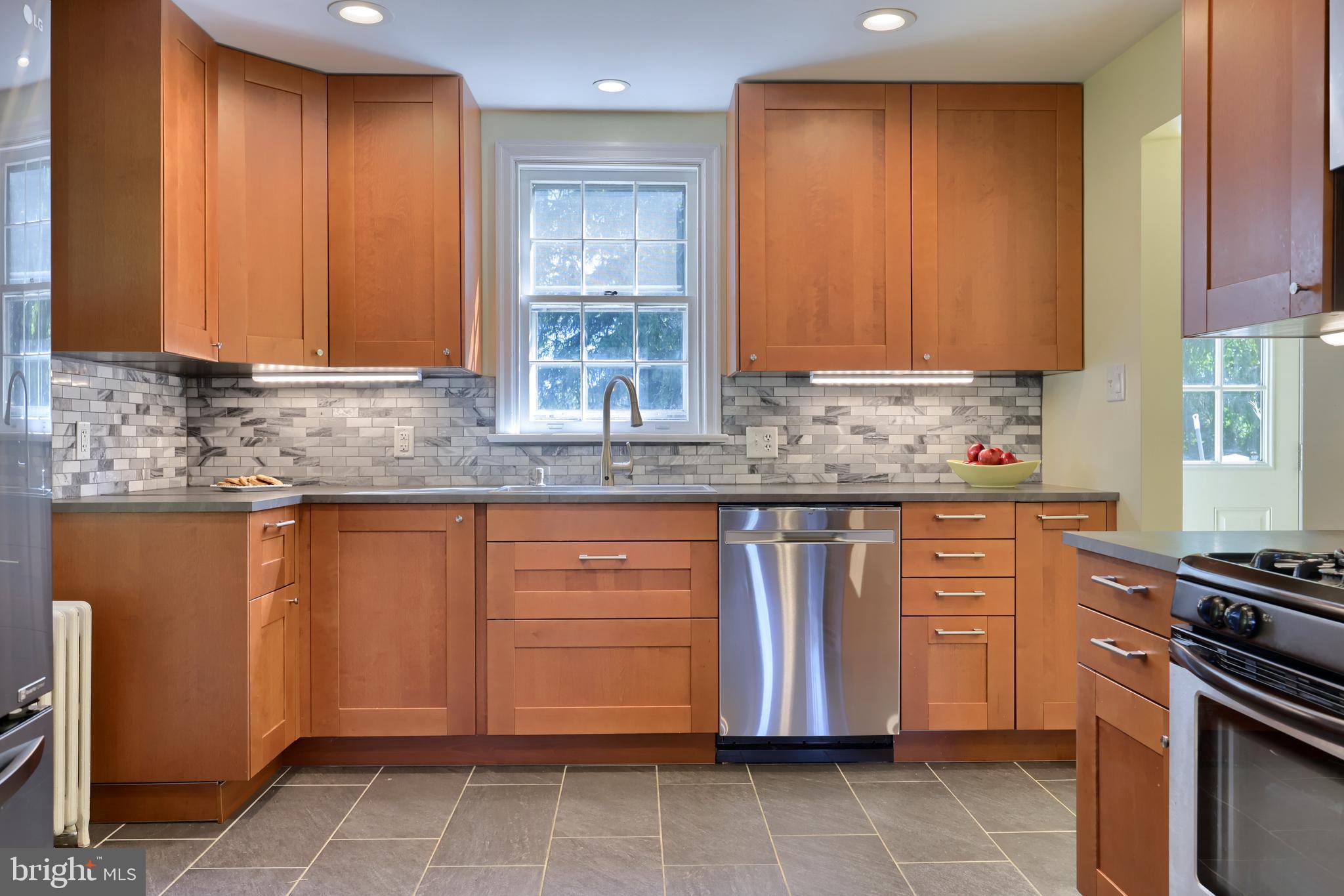 500 Rosedale Avenue Lancaster, PA 17603 - Photo 10 of 33 Newer stainless steel appliances