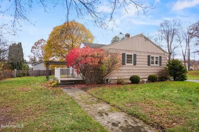 a view of a house with backyard
