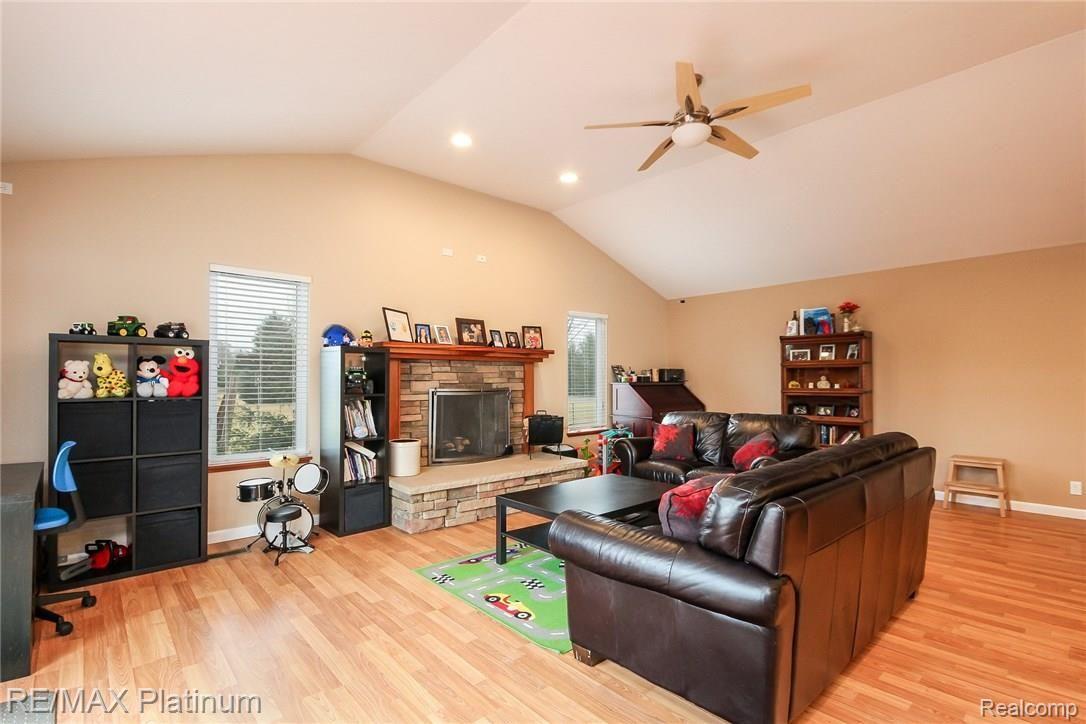 6621 Winans Lake Road Brighton, MI 48116 - Photo 12 of 36 020-Family_Room-3631807-medium.jpg