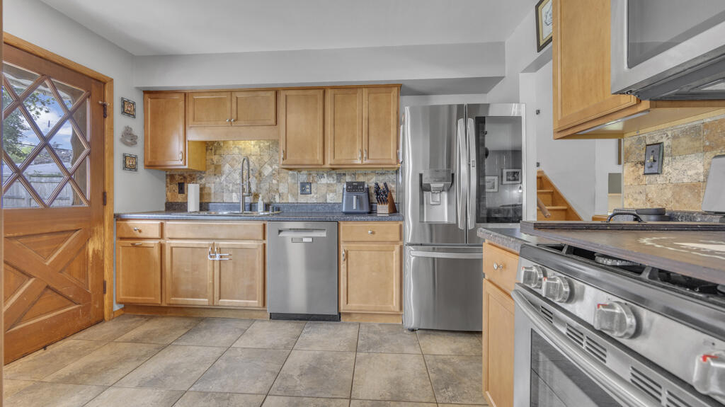 215 East Beutel Road Port Washington, WI 53074 - Photo 8 of 33 Kitchen