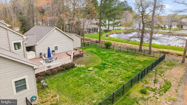 a view of a house with backyard and garden