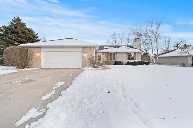 $379,000 | 308 Andrea Drive, Manhattan, IL 60442