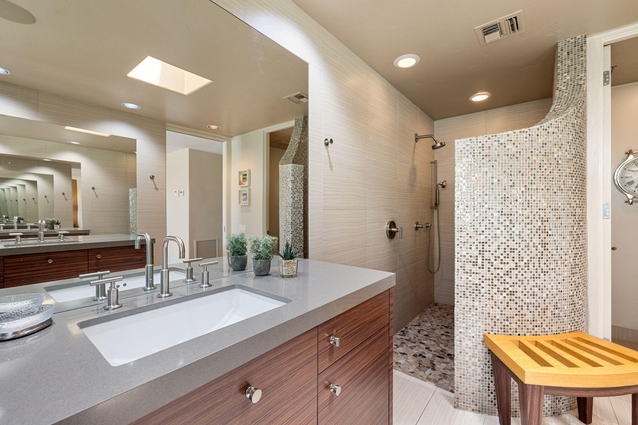 4 Barnard Court Rancho Mirage, CA 92270 - Photo 39 of 62 a bathroom with double vanity and a bathtub