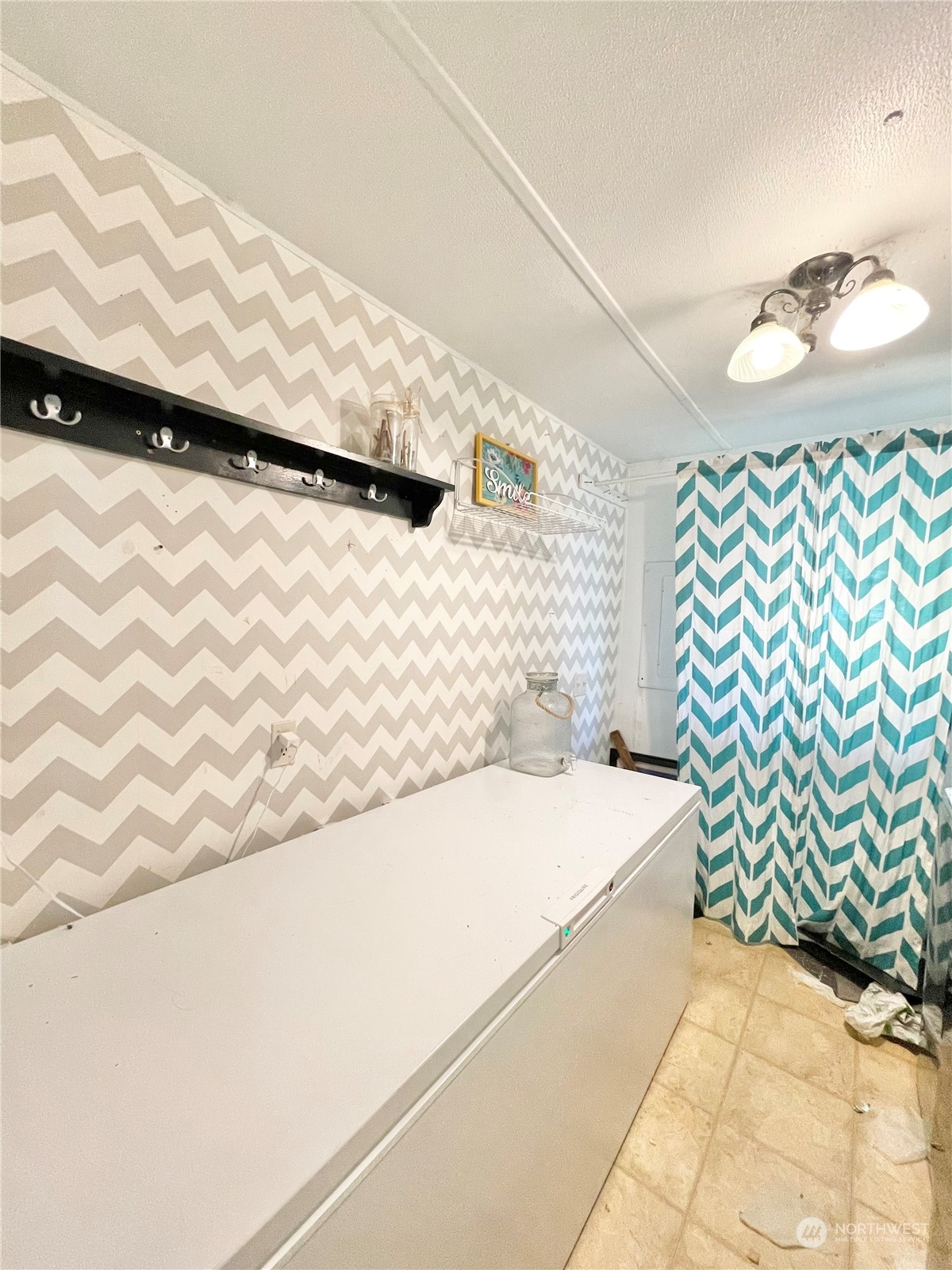 52 Engh Road, Unit 26 Omak, WA 98841 - Photo 17 of 29 a bathroom with a bathtub and a shower curtain