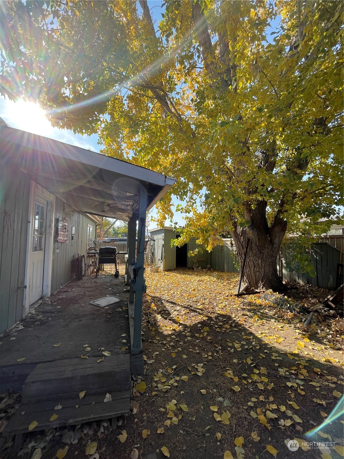 52 Engh Road, Unit 26 Omak, WA 98841 - Photo 27 of 29 a backyard of a house with table and chairs