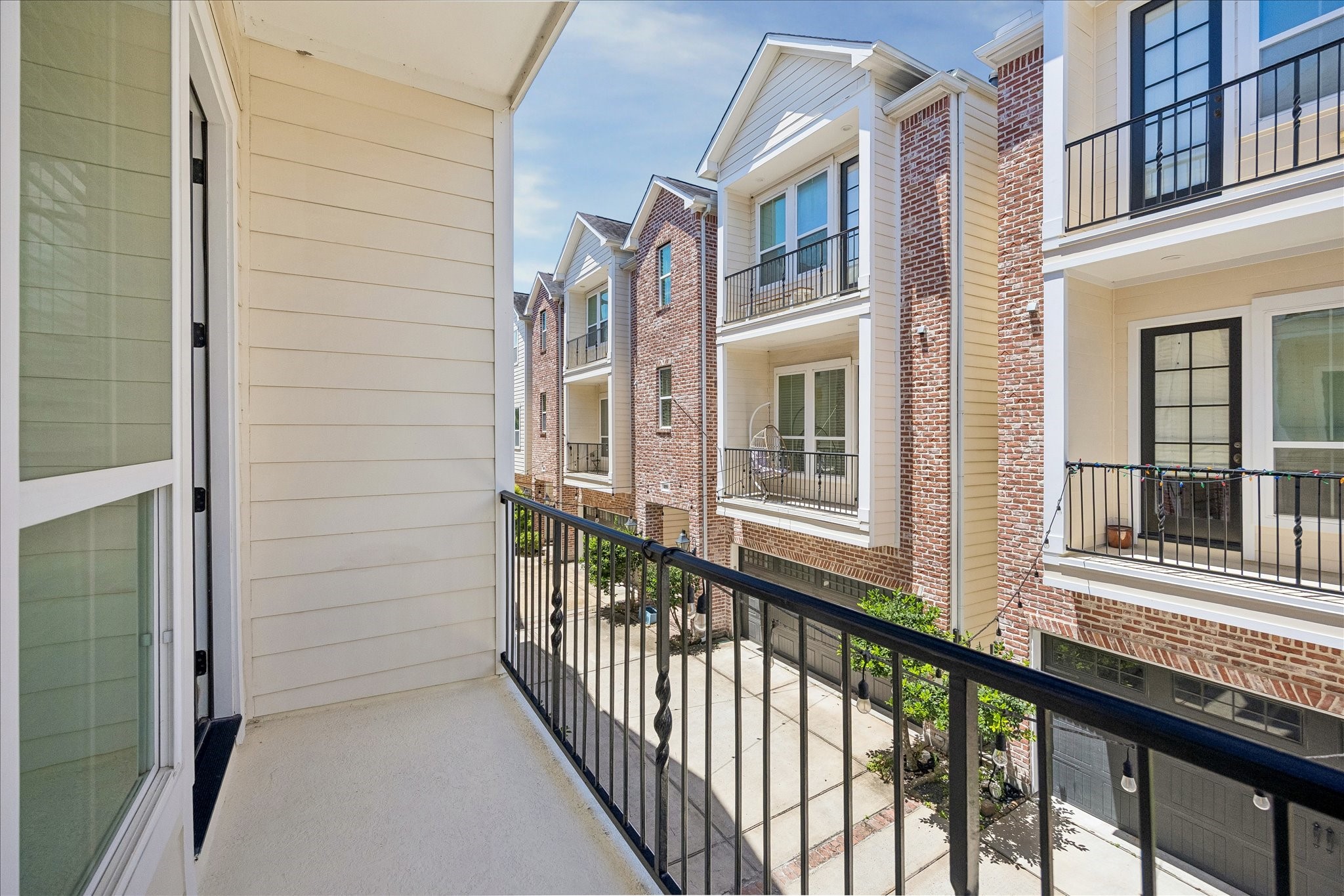 415 West 16th Street, Unit D Houston, TX 77008 - Photo 33 of 41 Balcony on the 2nd floor.