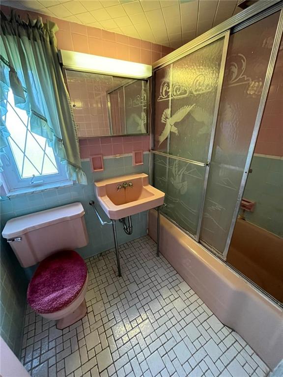 498 Highview Road Pittsburgh, PA 15228 - Photo 21 of 23 a bathroom with a toilet and a shower