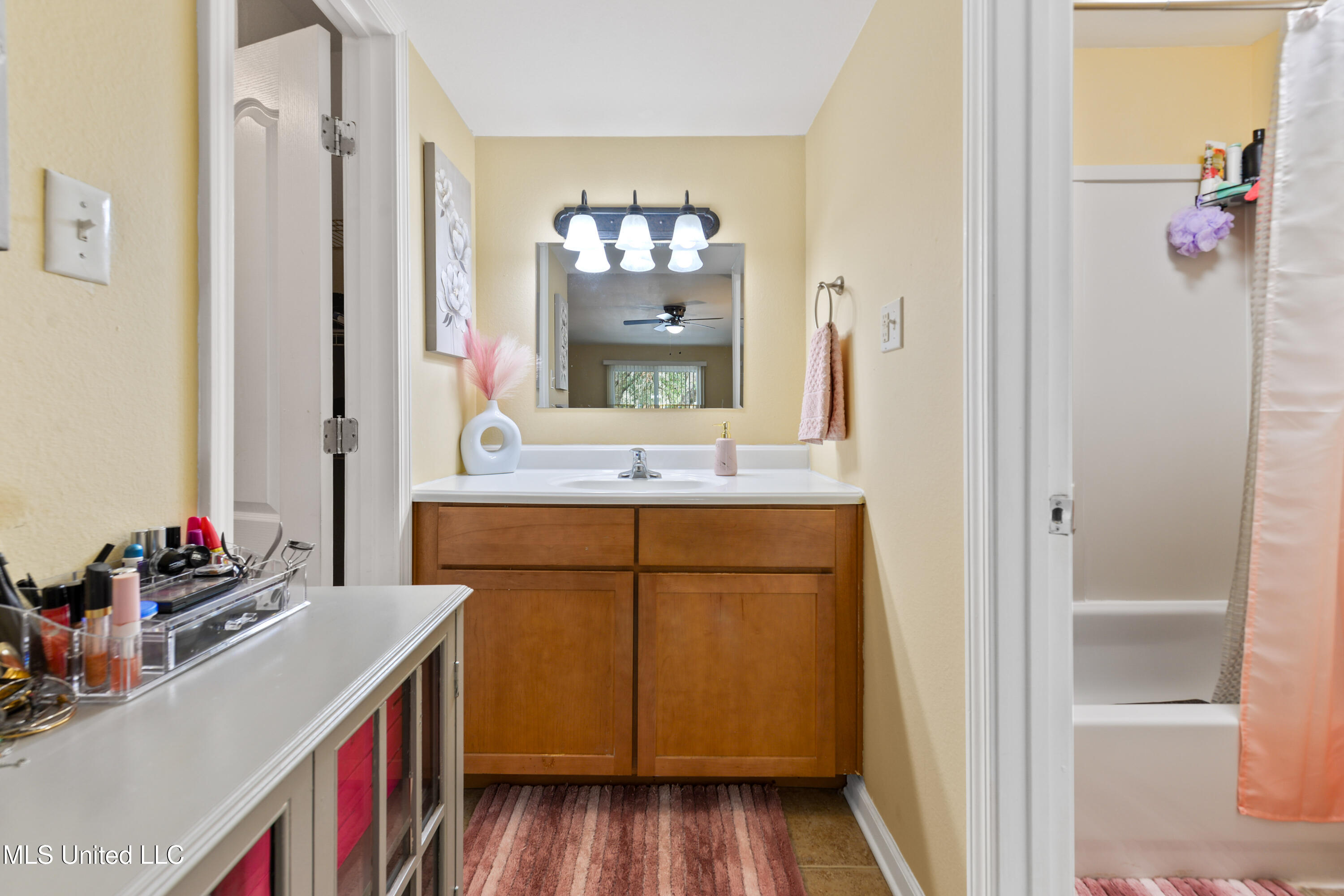 3230 Cumberland Road, Unit 56 Ocean Springs, MS 39564 - Photo 12 of 28 Master BA