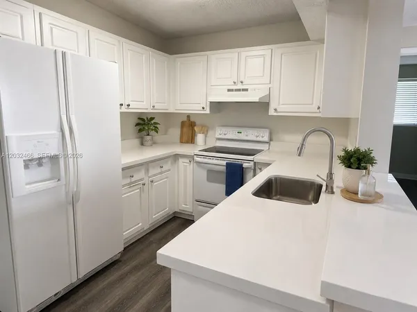 $2,200 | 350 Palm Circle West, Unit 203, Pembroke Pines, FL 33025