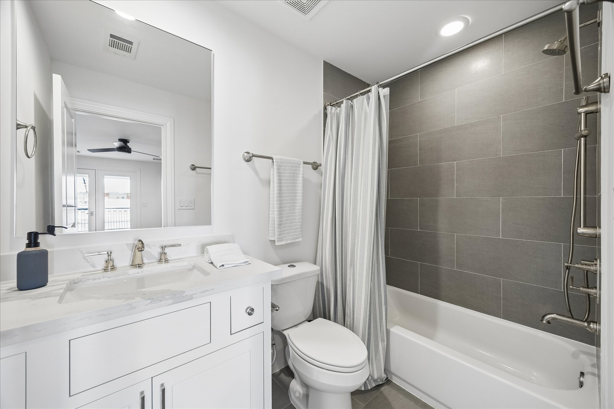 3020 Lake Street Houston, TX 77098 - Photo 39 of 43 Full bath on the third floor.