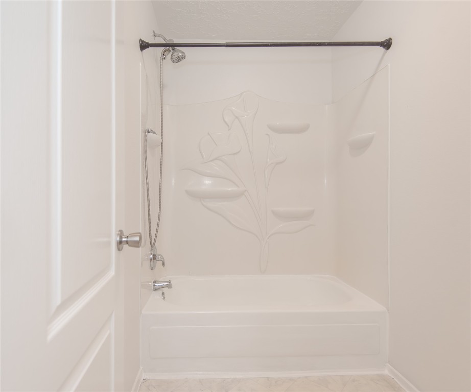 21734 Nickerton Lane Spring, TX 77388 - Photo 19 of 31 Primary tub/shower combo