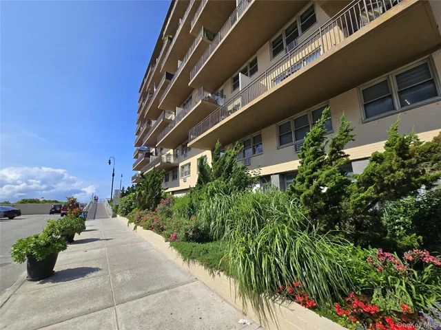 $589,000 | 25 Neptune Boulevard, Unit 2T, Long Beach, NY 11561