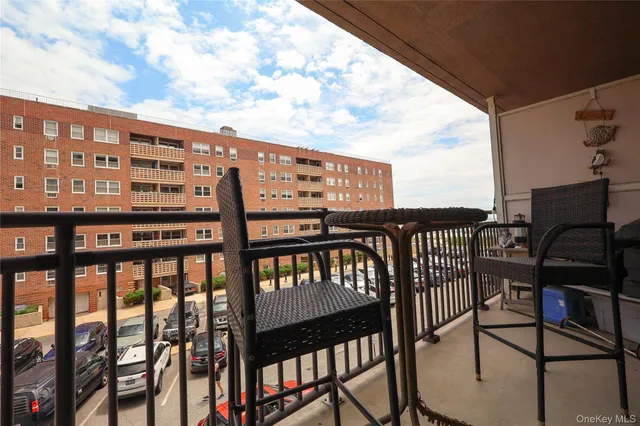 $589,000 | 25 Neptune Boulevard, Unit 2T, Long Beach, NY 11561