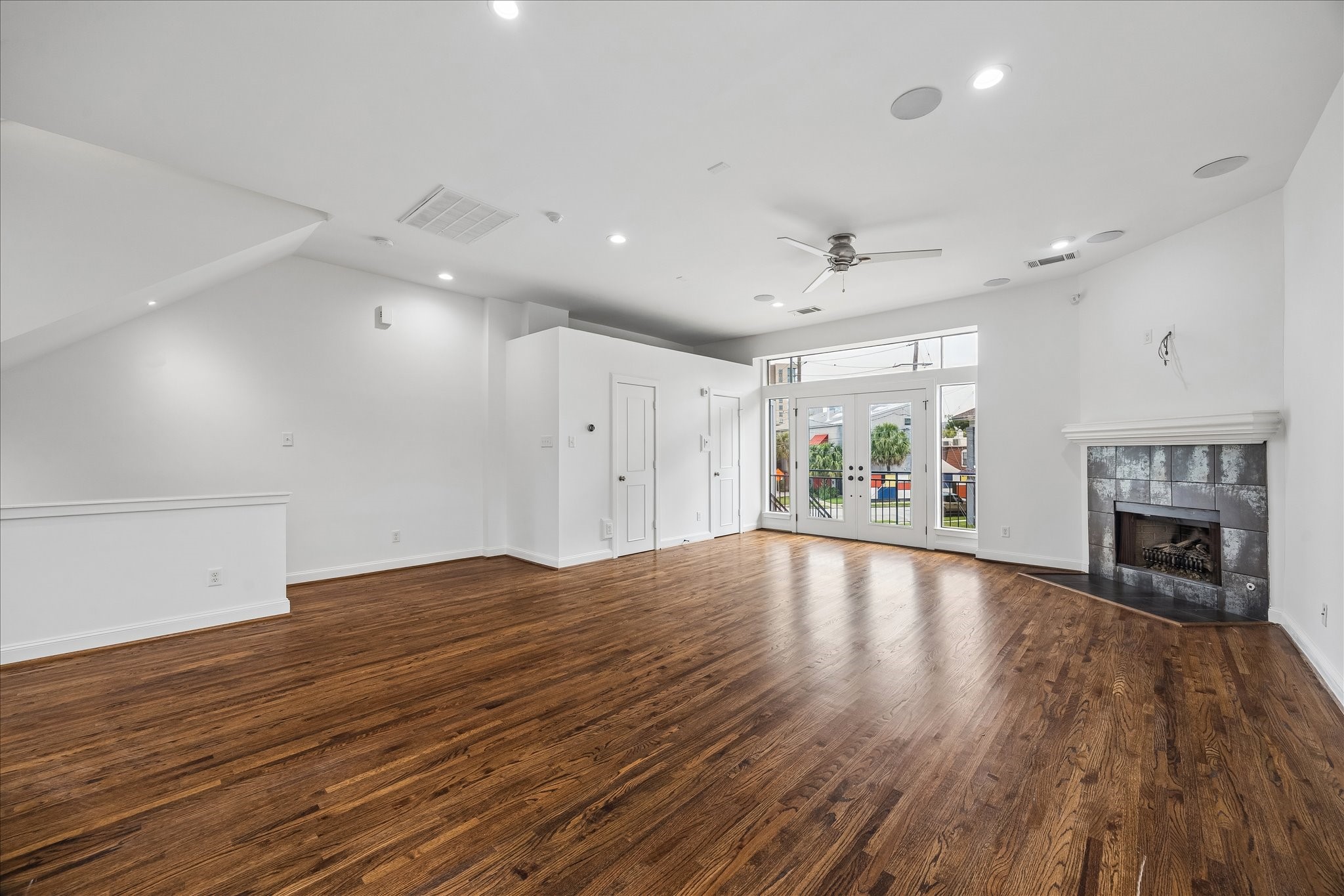 2510 Genesee Street Houston, TX 77006 - Photo 12 of 40 Living Area With Walk-In Closet, Half Bath and Gas Fireplace