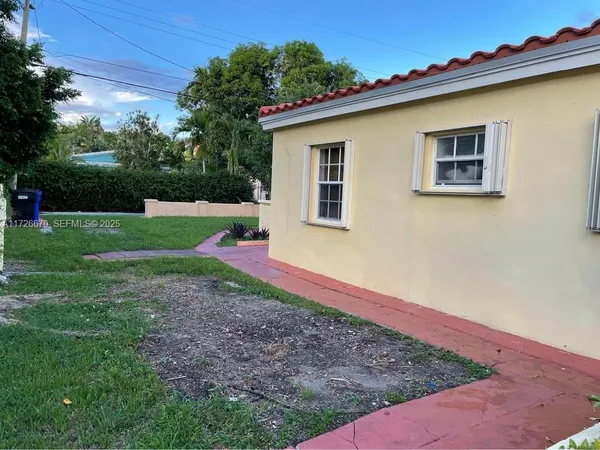 a view of back yard of the house