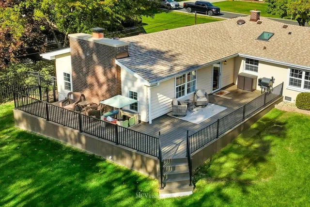 a view of a house with backyard and garden