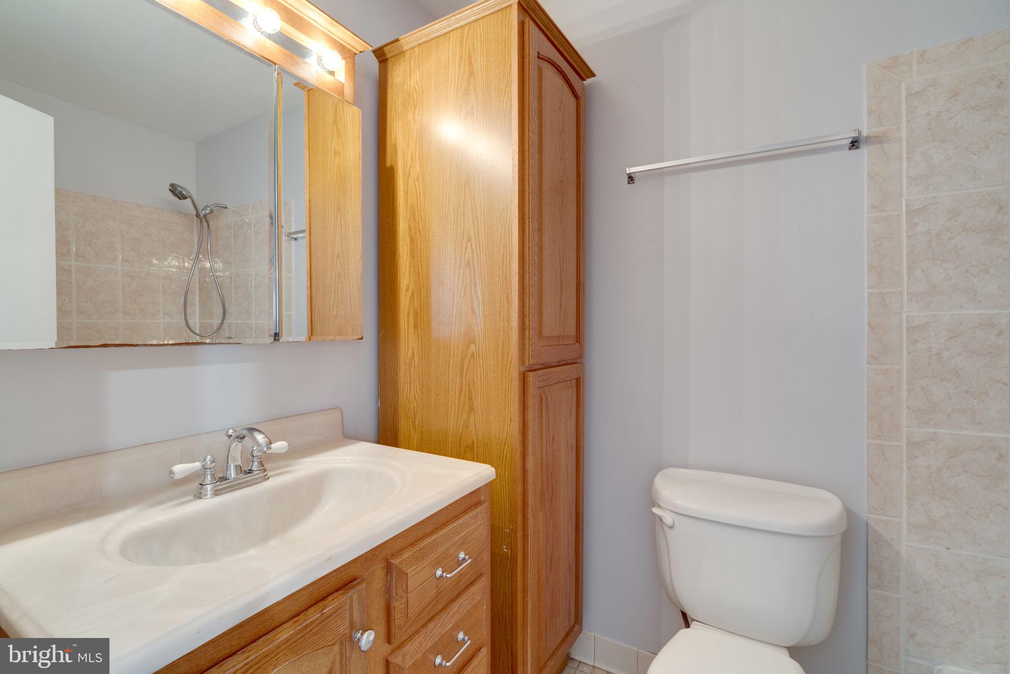7761 Lowmoor Road Springfield, VA 22153 - Photo 26 of 41 Upper level hall bath