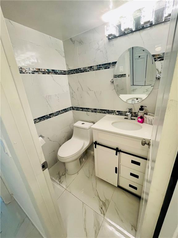 446 Fanshaw K, Unit 466 Boca Raton, FL 33434 - Photo 7 of 31 half bathroom