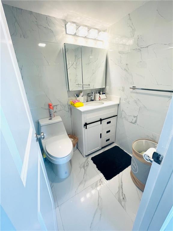 446 Fanshaw K, Unit 466 Boca Raton, FL 33434 - Photo 9 of 31 Master Bathroom