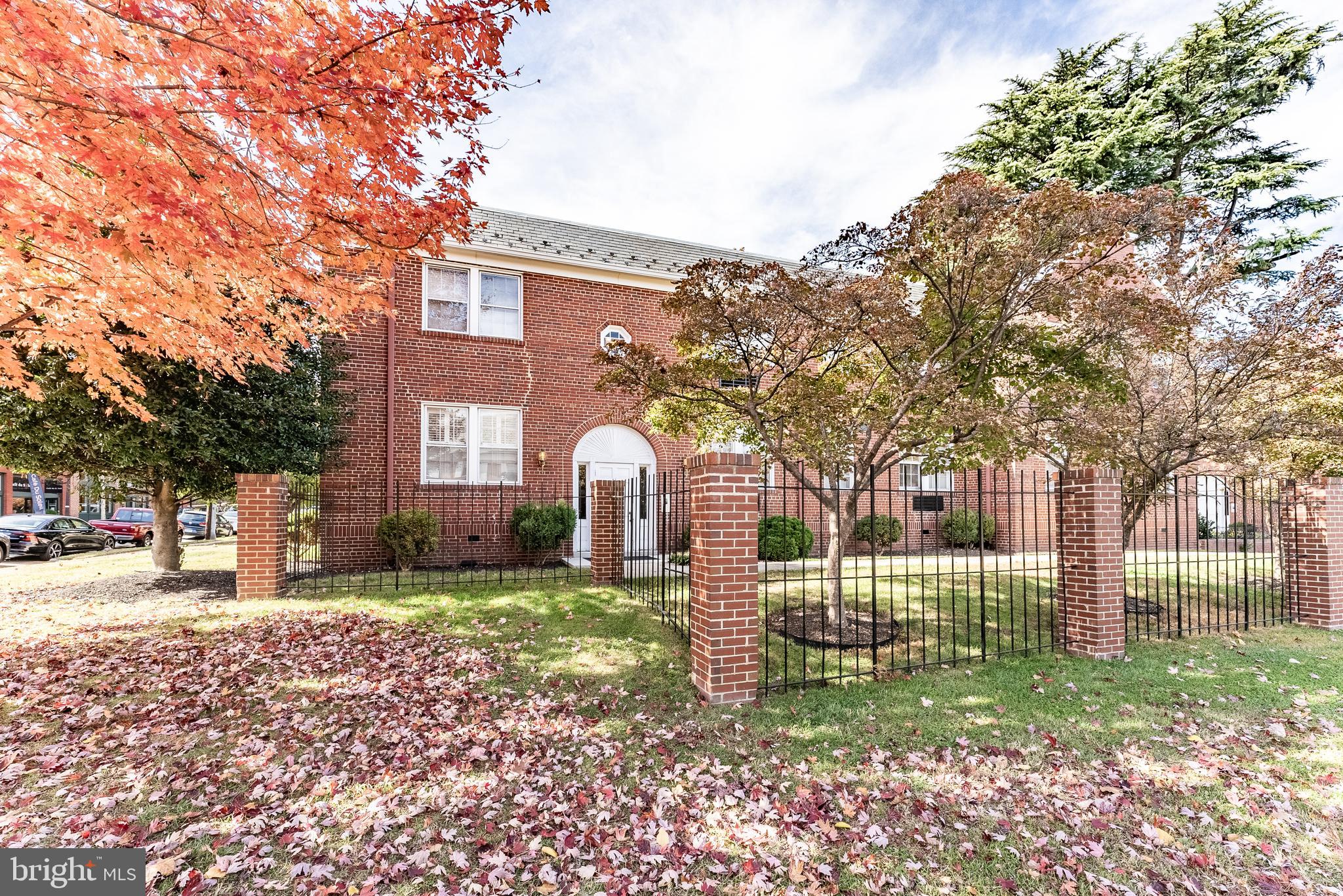 715 South Washington Street, Unit A16 Alexandria, VA 22314 - Photo 9 of 23 a view of a yard with a house and a tree