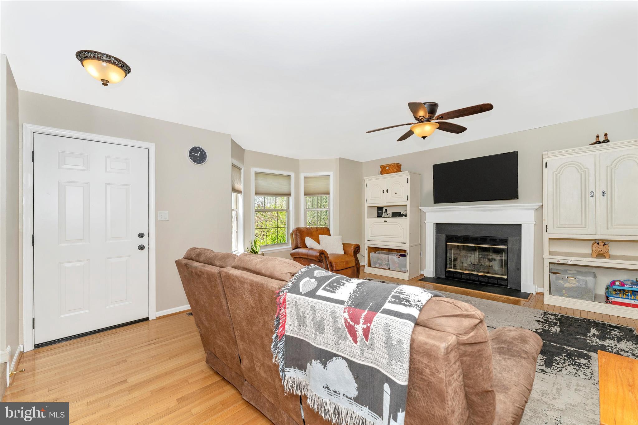 6701 West Lakeridge Road New Market, MD 21774 - Photo 8 of 69 Living room w/ hardwood floors