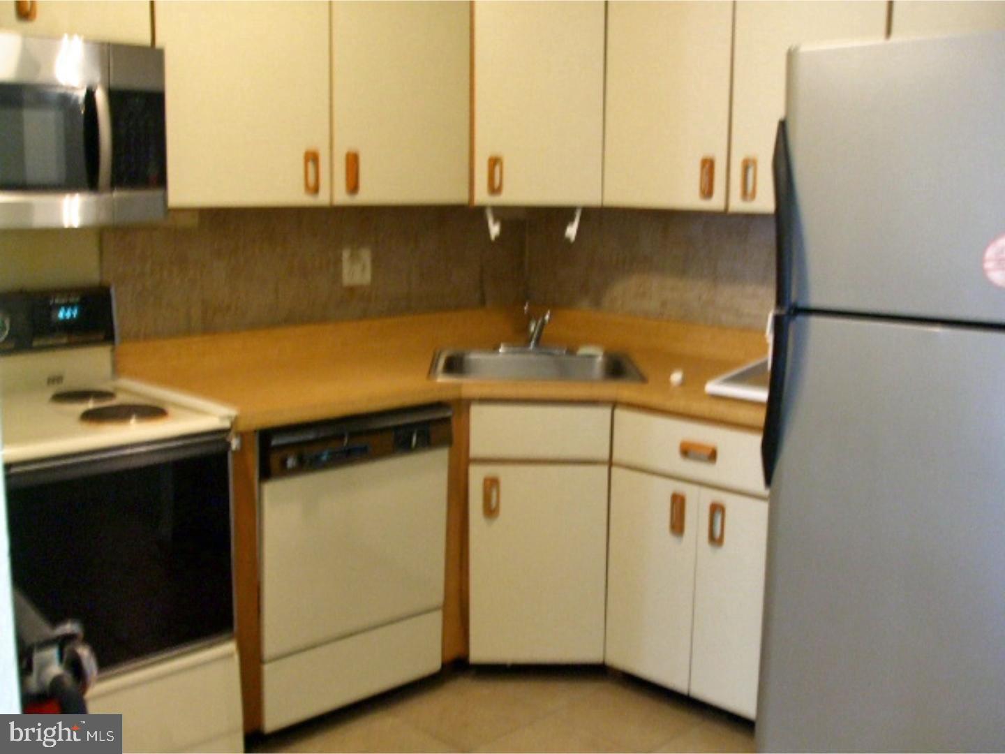 1109 Huntingdon Mews Clementon, NJ 08021 - Photo 4 of 9 Cozy kitchen with modern appliances.