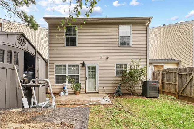 a view of a house with backyard