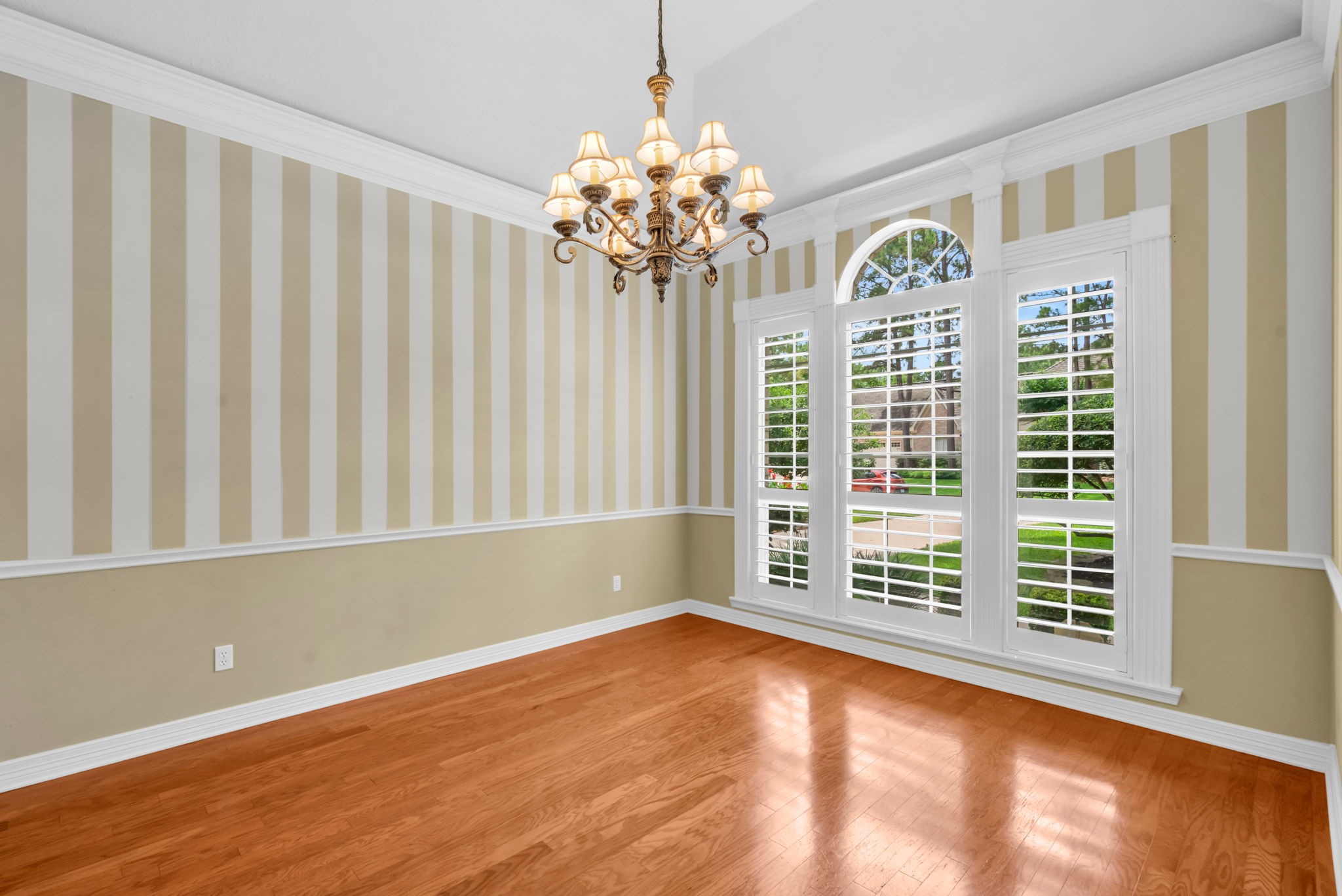 142 West Shadowpoint Circle The Woodlands, TX 77381 - Photo 6 of 50