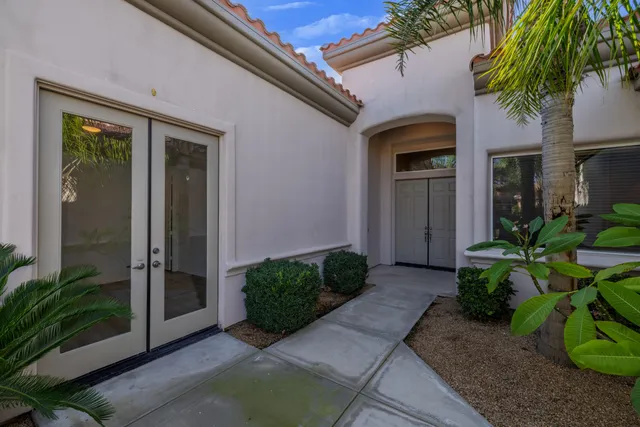a view of entryway in front of house