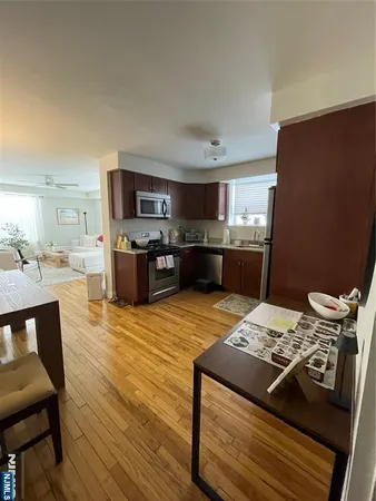 $2,700 | 280-320 Oak Street, Unit 290TL, Ridgewood, NJ 07450