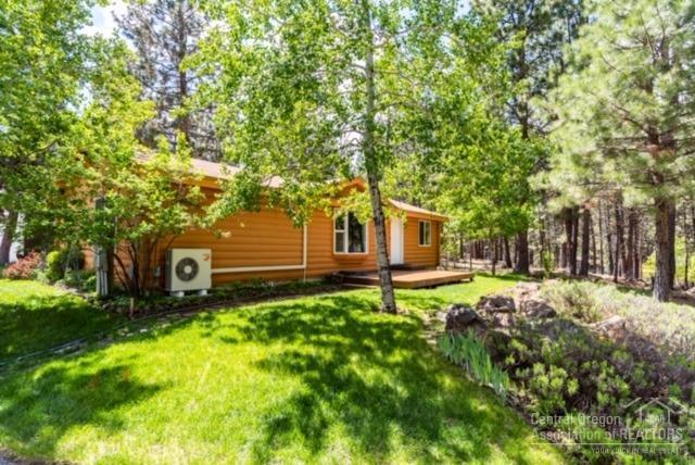 19047 Choctaw Road Bend, OR 97702 - Photo 19 of 23 a backyard of a house with yard and outdoor seating