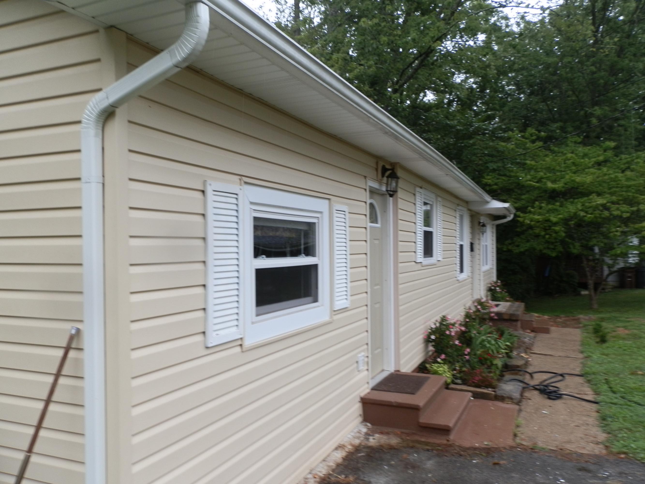 212 Bunker Lane Oak Ridge, TN 37830 - Photo 3 of 8 Close up view of vinyl siding & windows