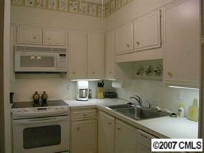 854 Cherokee Road, Unit J5 Charlotte, NC 28207 - Photo 4 of 8 Gallery Image 4