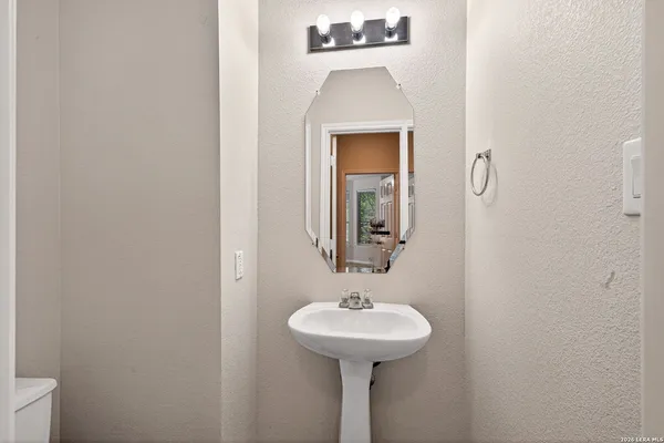 $2,200 | 137 Niemietz Cove, Cibolo, TX 78108