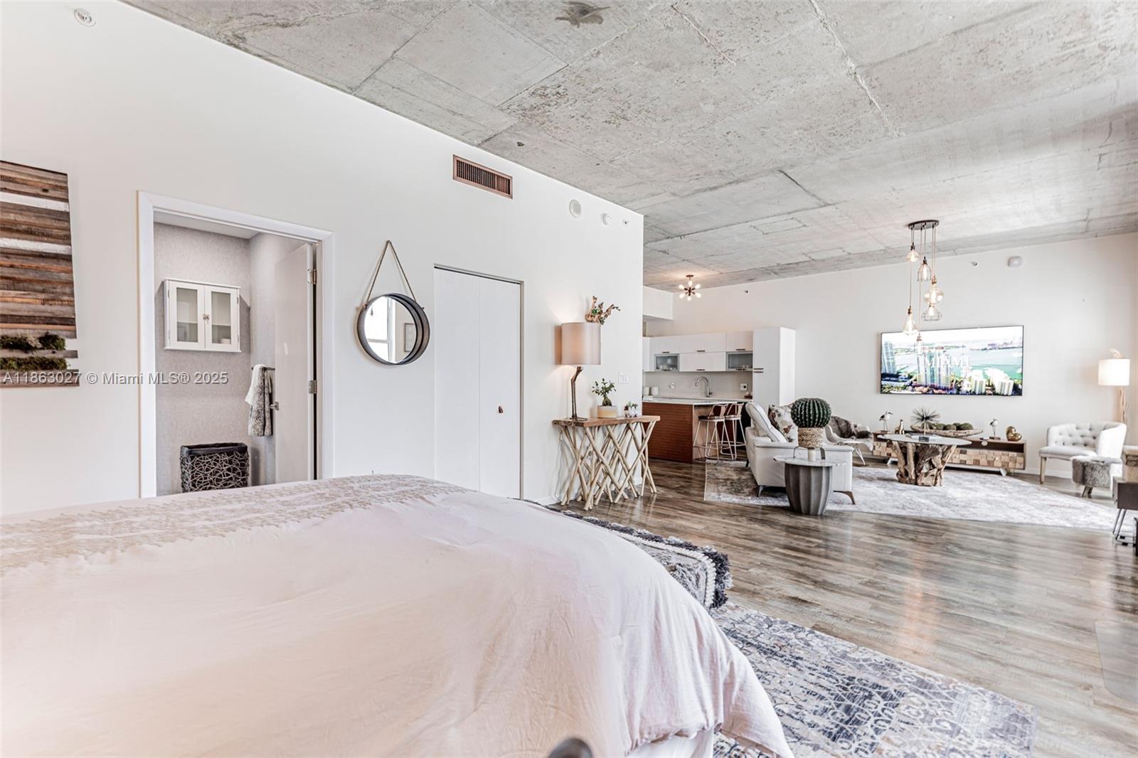 133 Northeast 2nd Avenue, Unit 1208 Miami, FL 33132 - Photo 20 of 33 a very nice looking room with a large bed and a large mirror on the dresser