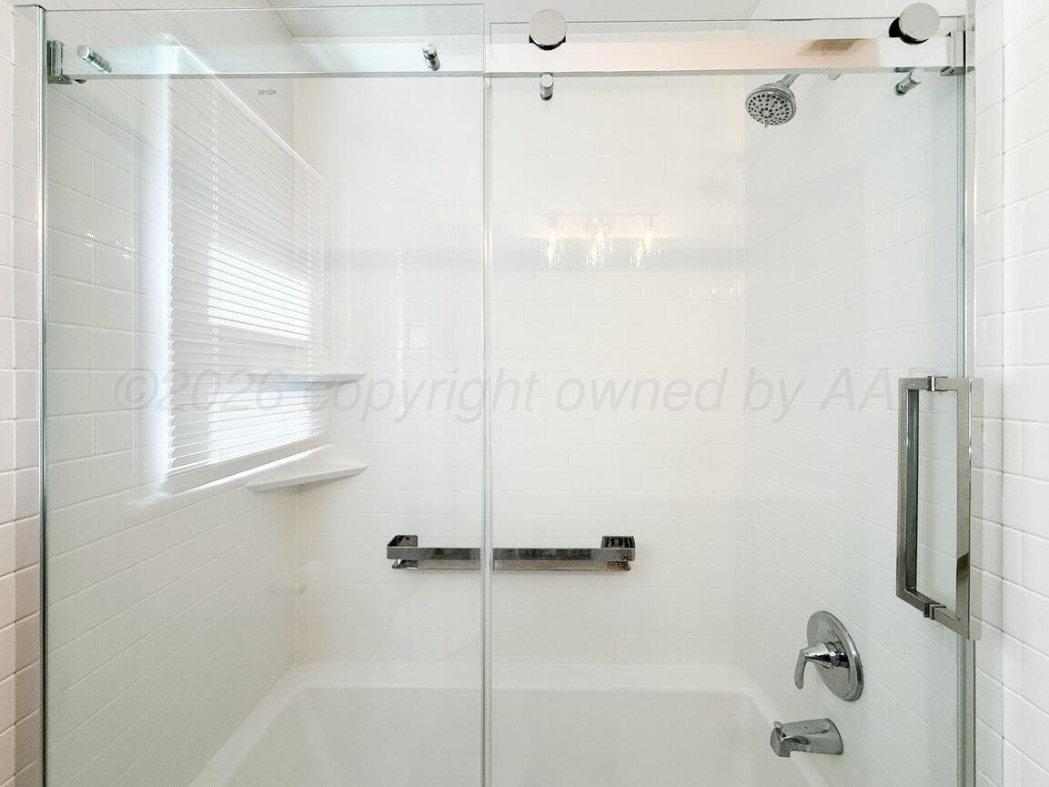 1109 Callahan Street Amarillo, TX 79106 - Photo 19 of 23 a bathroom with a bathtub