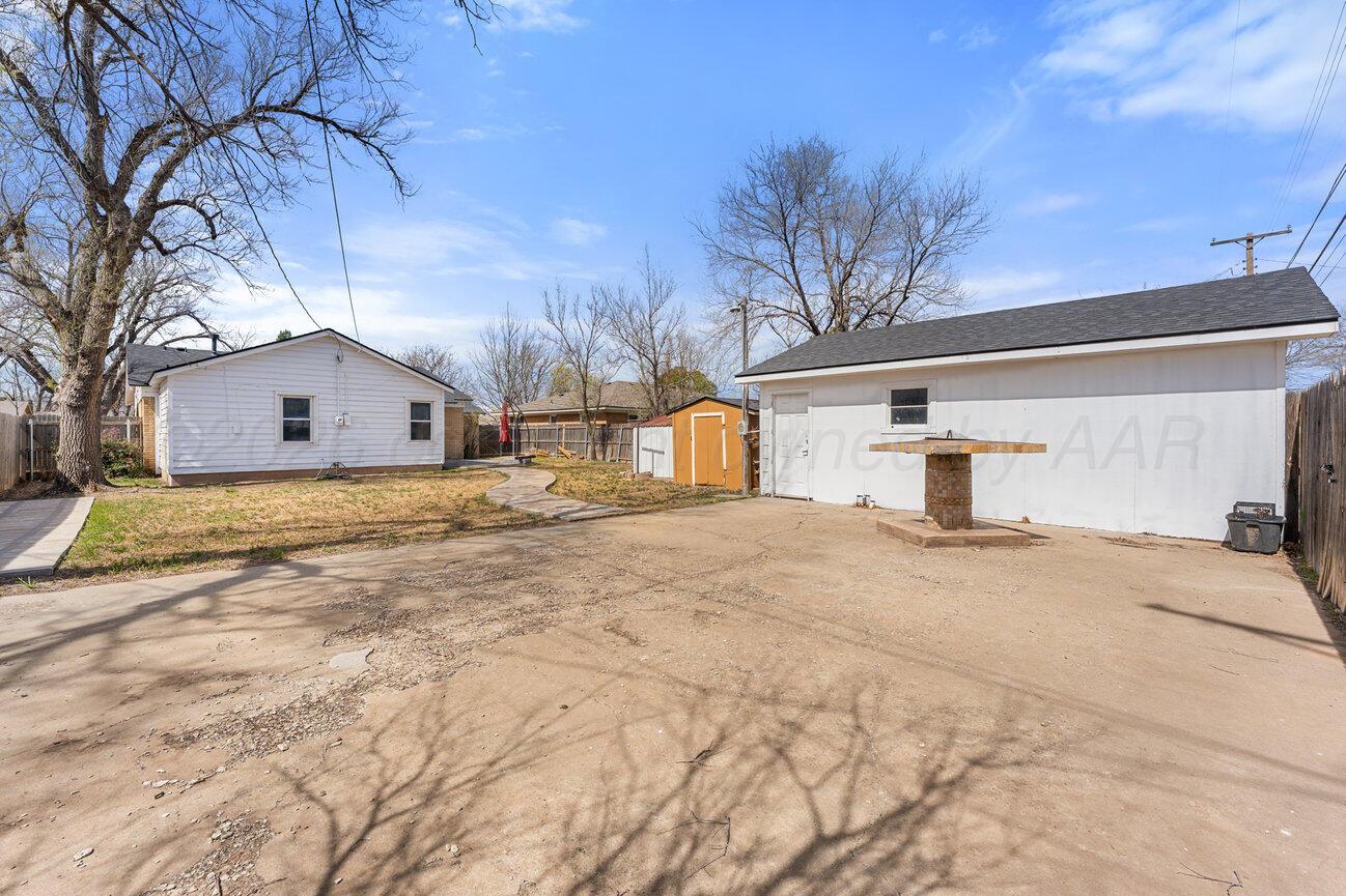1109 Callahan Street Amarillo, TX 79106 - Photo 3 of 23 a view of large white house with a yard