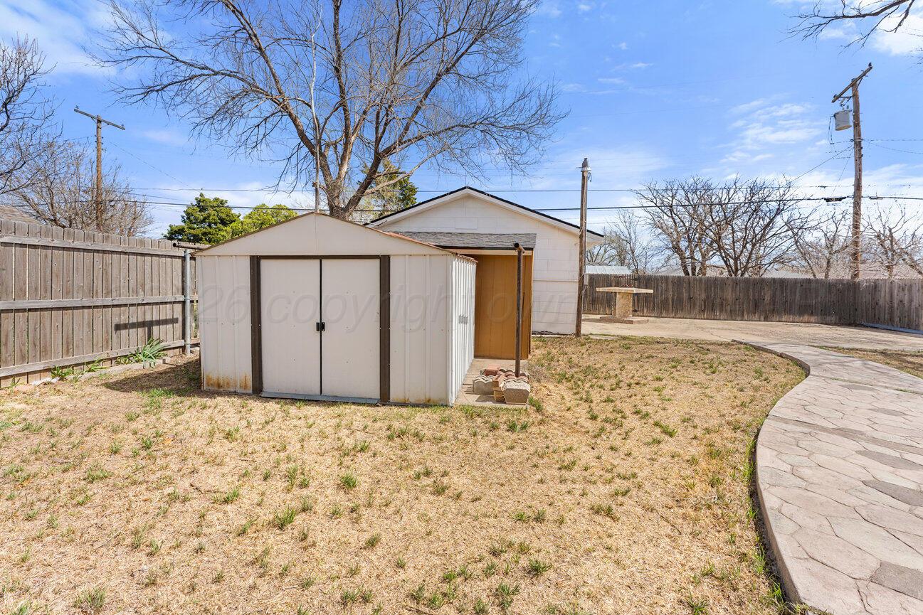1109 Callahan Street Amarillo, TX 79106 - Photo 5 of 23 a backyard of a house