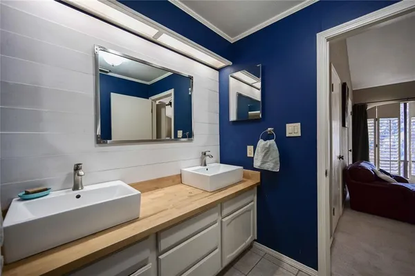 a en suite bathroom with a double vanity sink and mirror