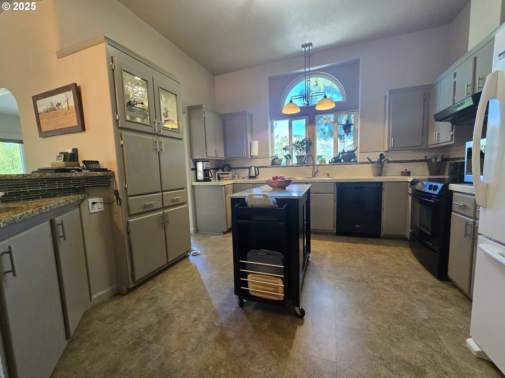 6412 Cherry Heights Road The Dalles, OR 97058 - Photo 7 of 48