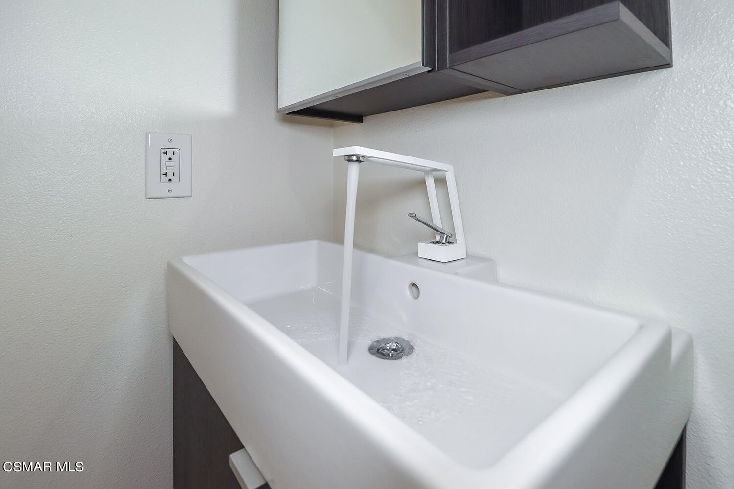 4498 Apricot Road, Unit B Simi Valley, CA 93063 - Photo 13 of 36 a bathroom with a sink